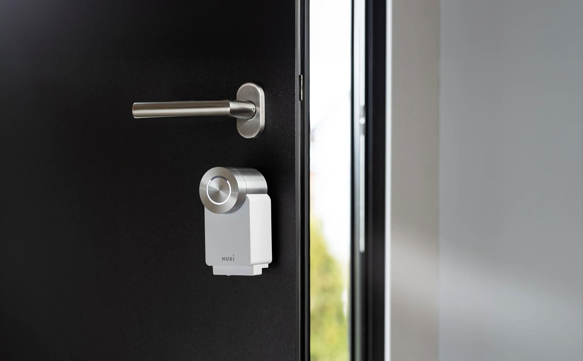 Incuietoare Nuki Smart Lock Pro Alb pe usa deschisa Incuietoare Nuki Smart Lock Pro Alb pe usa deschisa